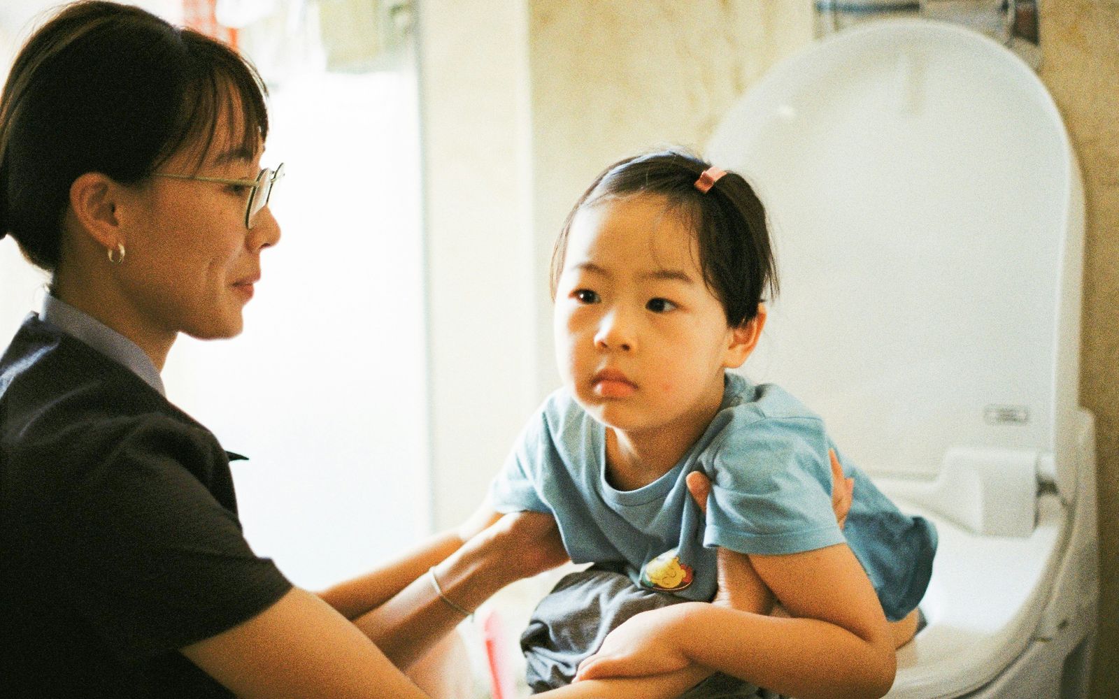 小児科クリニックで笑顔のお子さまと保護者