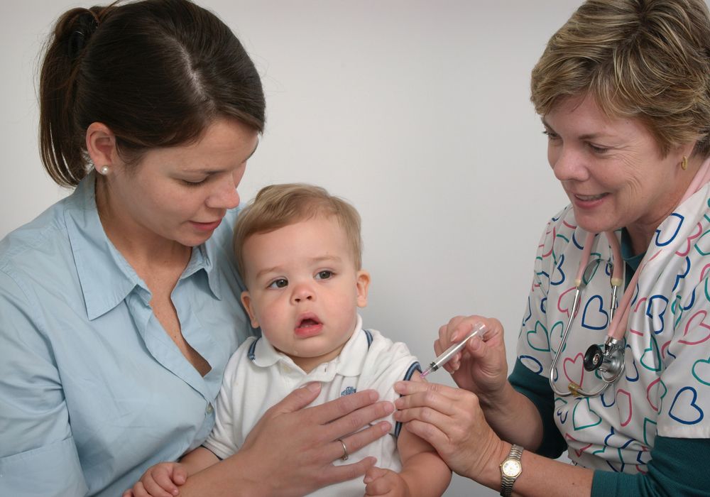 小児科医が赤ちゃんにワクチン接種を行う様子